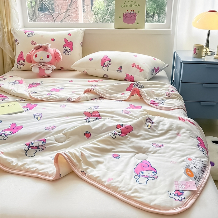 91家纺网 家纺一手货源 找家纺 金爱家2025新款A类三丽鸥正版授权高品质牛奶丝软糯针织棉大豆夏被系列详情 针织棉三丽鸥-草莓甜筒美乐蒂