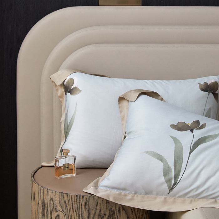 91家纺网 家纺一手货源 找家纺 薏思家纺 2025新款50支莱赛尔天丝数码印花夏被+四件套（礼盒包装） 半弦春漫