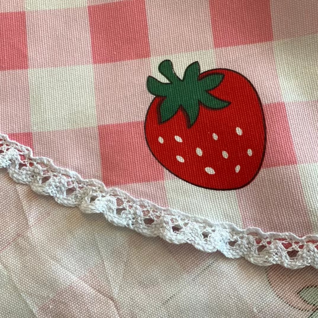 91家纺网 家纺一手货源 找家纺 仟网汇 2025全棉老粗布蕾丝花边三件套（无纺布手提包装） 草莓粉格