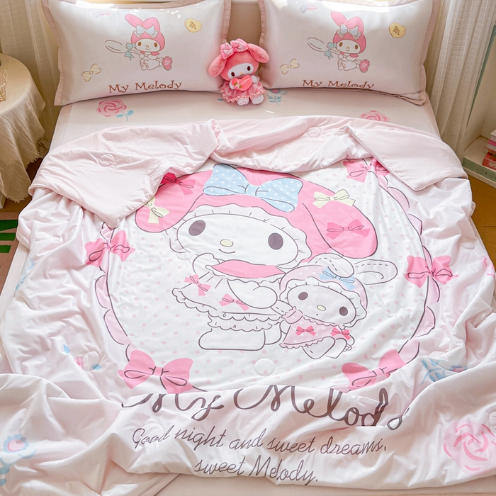 91家纺网 家纺一手货源 找家纺 博雅 2025新款 三丽鸥凉感丝夏被冰丝凉席组合四件套 小花美乐蒂