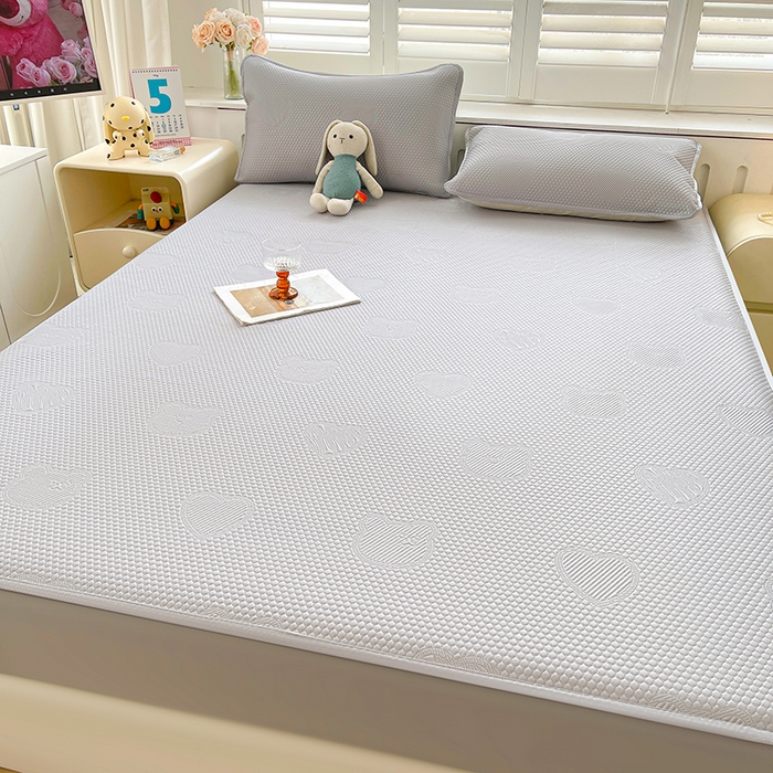 91家纺网 家纺一手货源 找家纺 迪乐妮 2025新款小冰熊凉豆豆席床笠 绅士灰-小冰熊凉豆豆床笠