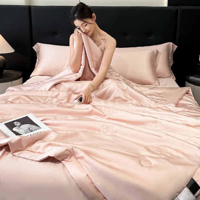 91家纺网 家纺一手货源 找家纺 满羽家纺 2025新款冰丝夏被四件套-满绣系列 迷蝶-桃粉