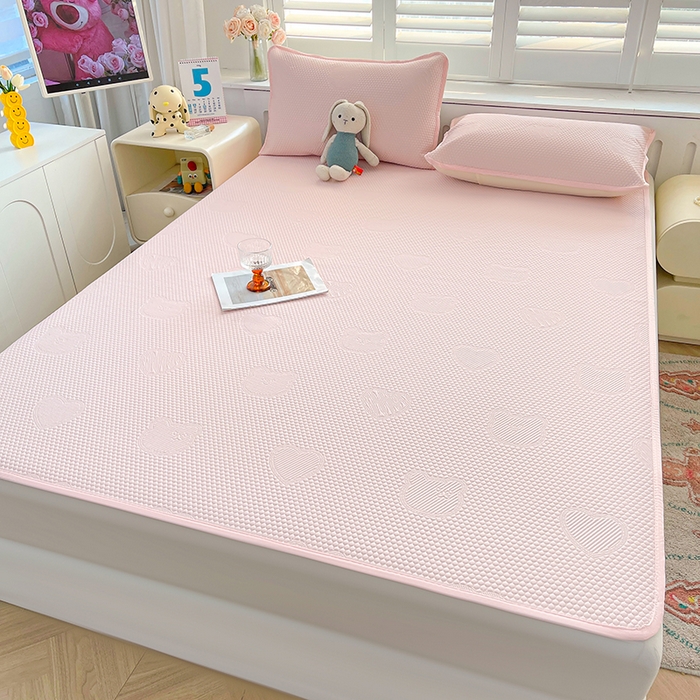 91家纺网 家纺一手货源 找家纺 迪乐妮 2025新款小冰熊凉豆豆席床笠 淑女粉-小冰熊凉豆豆席