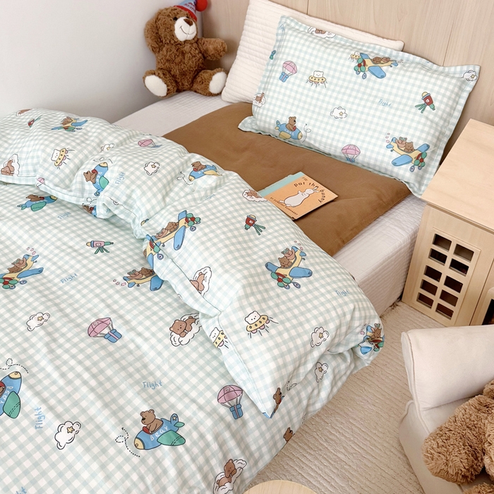 91家纺网 家纺一手货源 找家纺 2025新款全棉26℃有氧双层纱幼儿园多件套 小熊飞行员