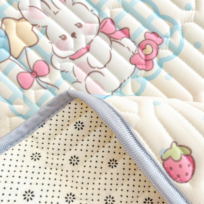 91家纺网 家纺一手货源 找家纺 柒月家居 2025新款小清新乳胶凉席 蛋糕兔兔