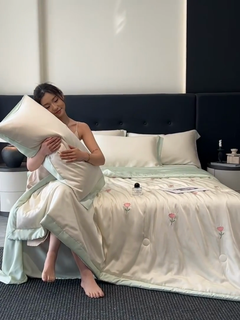 91家纺网 家纺一手货源 找家纺 满羽家纺 2025新款冰丝夏被四件套-满绣系列 郁金香-奶白绿