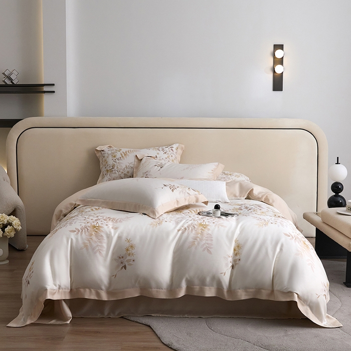 91家纺网 家纺一手货源 找家纺 薏思家纺 2025新款50支莱赛尔天丝数码印花夏被+四件套（礼盒包装） 芳菲-米白