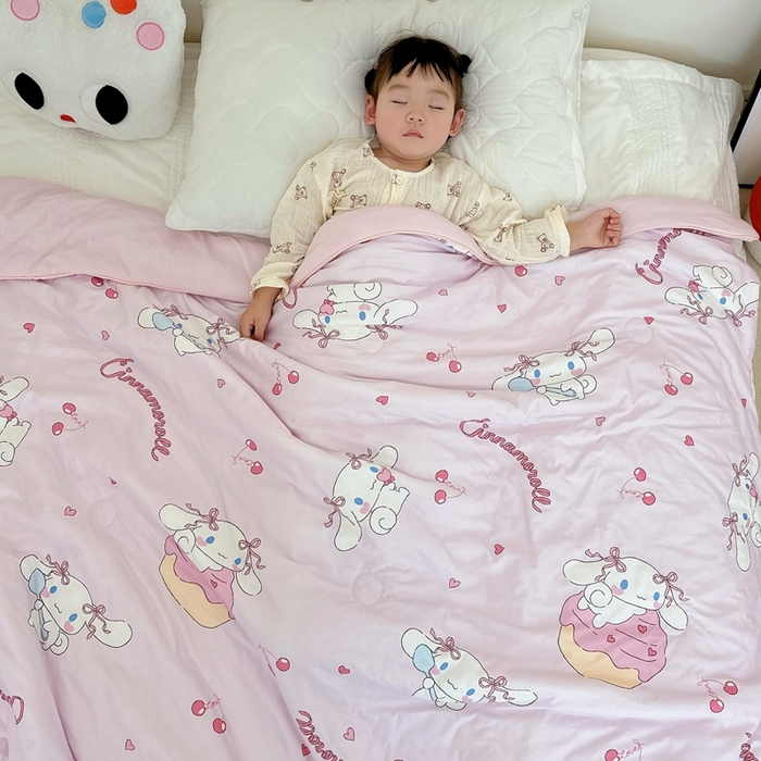 91家纺网 家纺一手货源 找家纺 兜米家居 2025夏季新品三丽鸥深睡双感针织凉感空调被夏被 樱桃玉桂狗