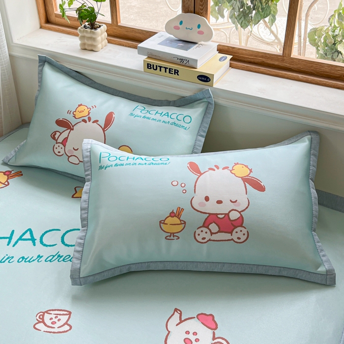 91家纺网 家纺一手货源 找家纺 博雅 2025新款 三丽鸥凉感丝夏被冰丝凉席组合四件套 甜品帕恰狗