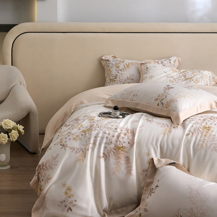 91家纺网 家纺一手货源 找家纺 薏思家纺 2025新款50支莱赛尔天丝数码印花夏被+四件套（礼盒包装） 芳菲-米白