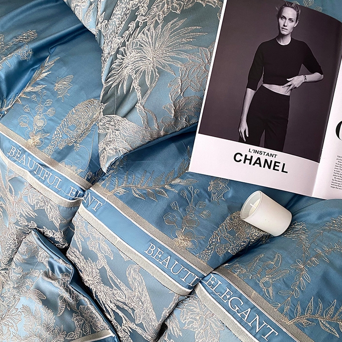 91家纺网 家纺一手货源 找家纺 优悦生活馆 2025新款冰丝浮雕绣花四件套 迷雾花园-蓝