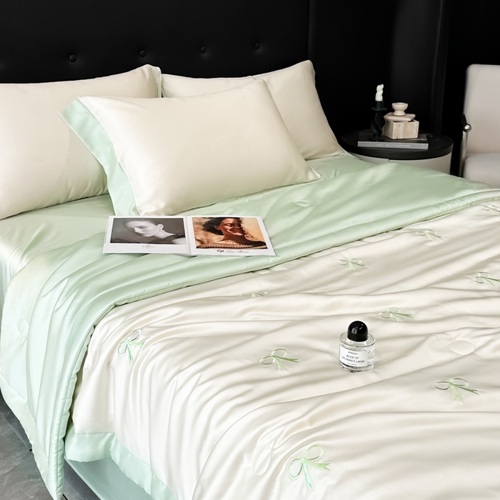 91家纺网 家纺一手货源 找家纺 满羽家纺 2025新款冰丝夏被四件套-满绣系列 蝴蝶结-奶白绿