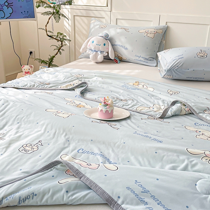 91家纺网 家纺一手货源 找家纺 金爱家2025新款A类三丽鸥正版授权高品质牛奶丝软糯针织棉大豆夏被系列详情 针织棉三丽鸥-奶油蓝点大耳狗