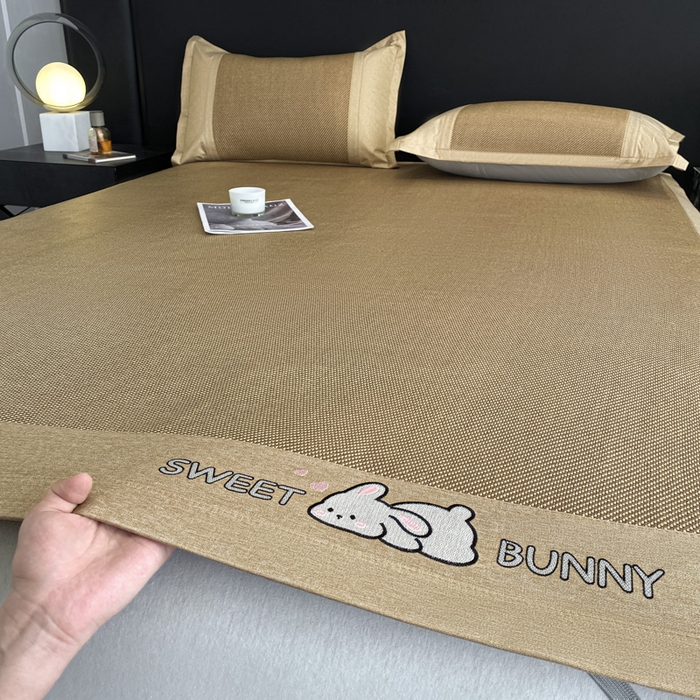 91家纺网 家纺一手货源 找家纺 莱米家纺 2025新款加厚凉感绣花冰藤席 可爱兔—金咖-凉席