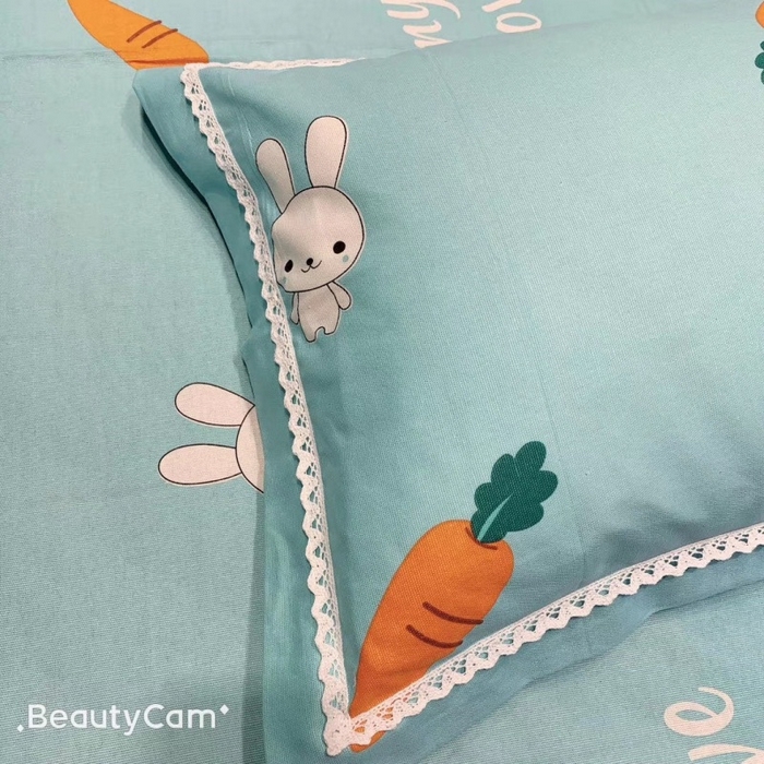 91家纺网 家纺一手货源 找家纺 仟网汇 2025全棉老粗布蕾丝花边三件套（无纺布手提包装） 胡萝卜蓝