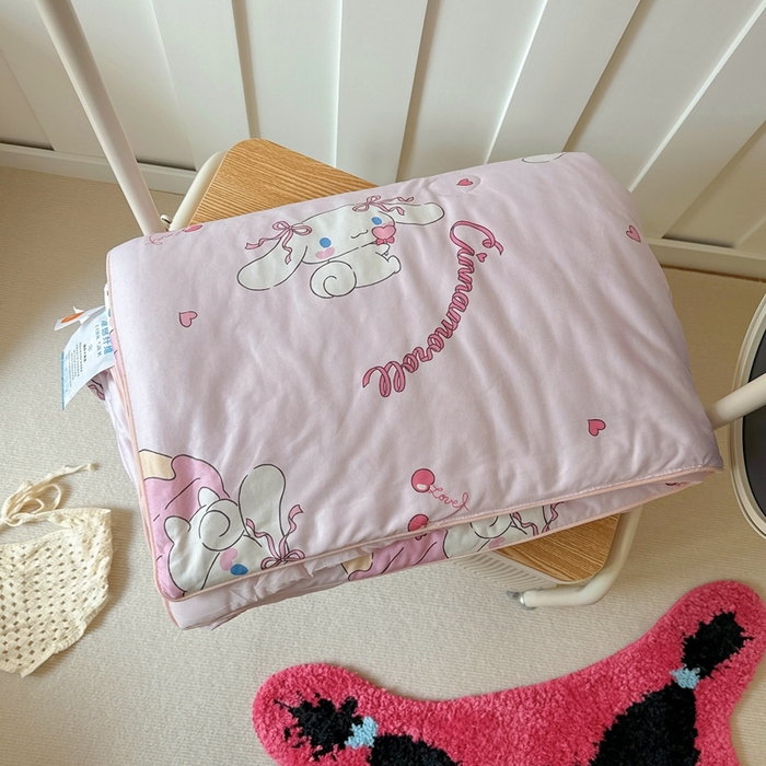 91家纺网 家纺一手货源 找家纺 兜米家居 2025夏季新品三丽鸥深睡双感针织凉感空调被夏被 樱桃玉桂狗