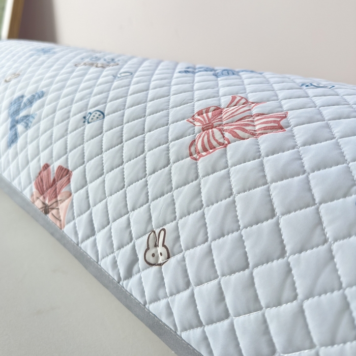 91家纺网 家纺一手货源 找家纺 爱港家纺 2025新款凉感丝双人长枕巾 夏季情侣枕头巾 绑带长枕巾 蓝蝶结 120*48