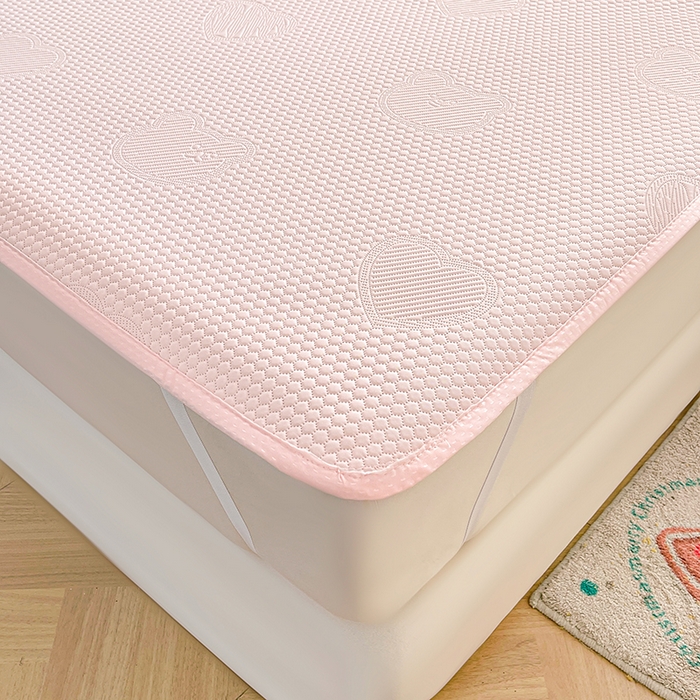 91家纺网 家纺一手货源 找家纺 迪乐妮 2025新款小冰熊凉豆豆席床笠 淑女粉-小冰熊凉豆豆席