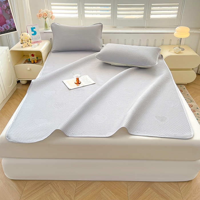 91家纺网 家纺一手货源 找家纺 迪乐妮 2025新款小冰熊凉豆豆席床笠 绅士灰-小冰熊凉豆豆席