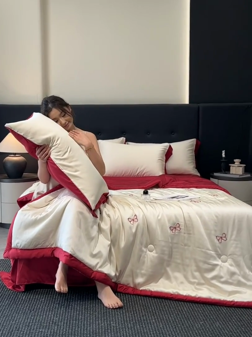 91家纺网 家纺一手货源 找家纺 满羽家纺 2025新款冰丝夏被四件套-满绣系列 迷蝶-奶白红