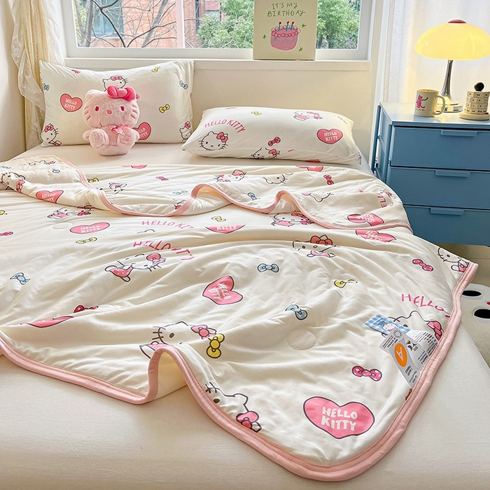 91家纺网 家纺一手货源 找家纺 金爱家2025新款A类三丽鸥正版授权高品质牛奶丝软糯针织棉大豆夏被系列详情 针织棉三丽鸥-心心kitty