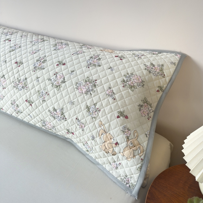 91家纺网 家纺一手货源 找家纺 爱港家纺 2025新款凉感丝双人长枕巾 夏季情侣枕头巾 绑带长枕巾 花兔萌 180*48