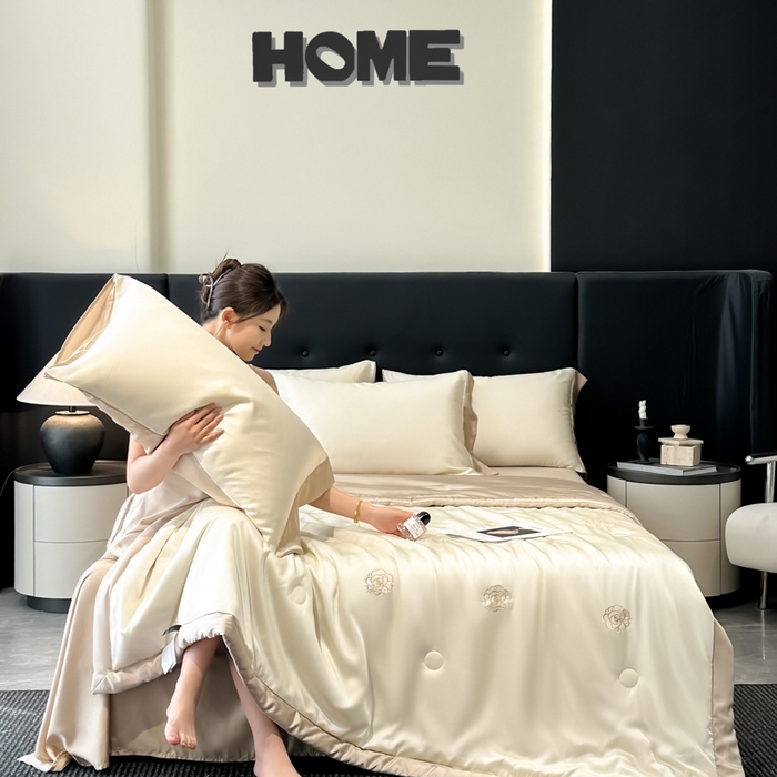 91家纺网 家纺一手货源 找家纺 满羽家纺 2025新款冰丝夏被四件套-满绣系列 山茶花-奶白咖