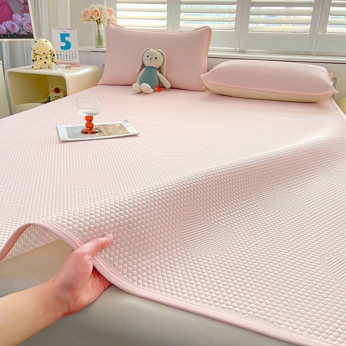 91家纺网 家纺一手货源 找家纺 迪乐妮 2025新款小冰熊凉豆豆席床笠 淑女粉-小冰熊凉豆豆席