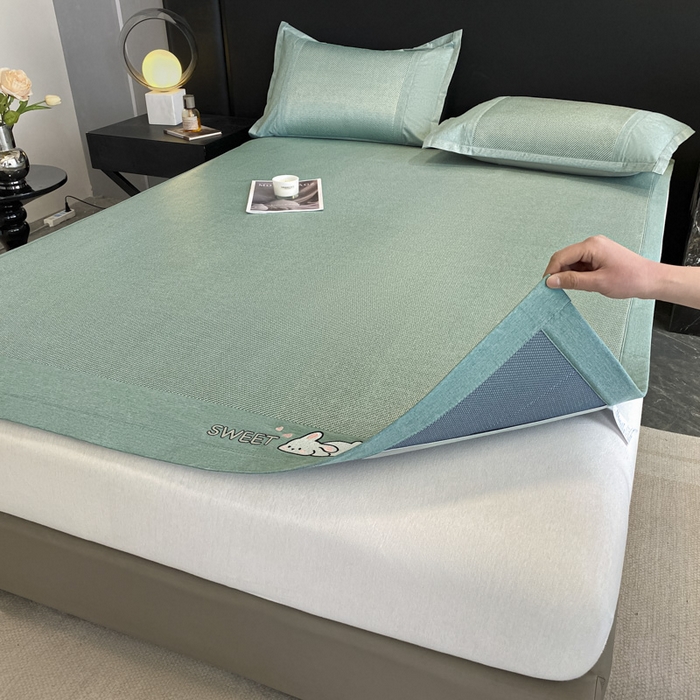 91家纺网 家纺一手货源 找家纺 莱米家纺 2025新款加厚凉感绣花冰藤席 可爱兔—湖绿-凉席