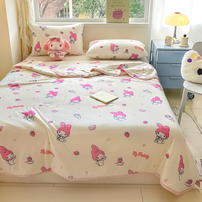 91家纺网 家纺一手货源 找家纺 桃子家居 2025新款A类三丽鸥正版授权高品质牛奶丝软糯针织棉大豆夏被系列 针织棉三丽鸥-草莓甜筒美乐蒂