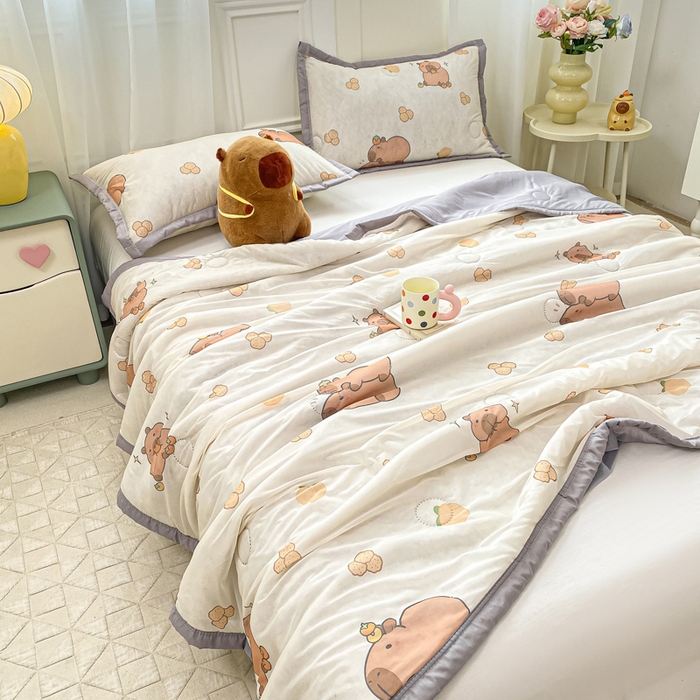 91家纺网 家纺一手货源 找家纺 顺顺家纺 2025新款凉感丝印花夏被空调被 卡皮巴拉