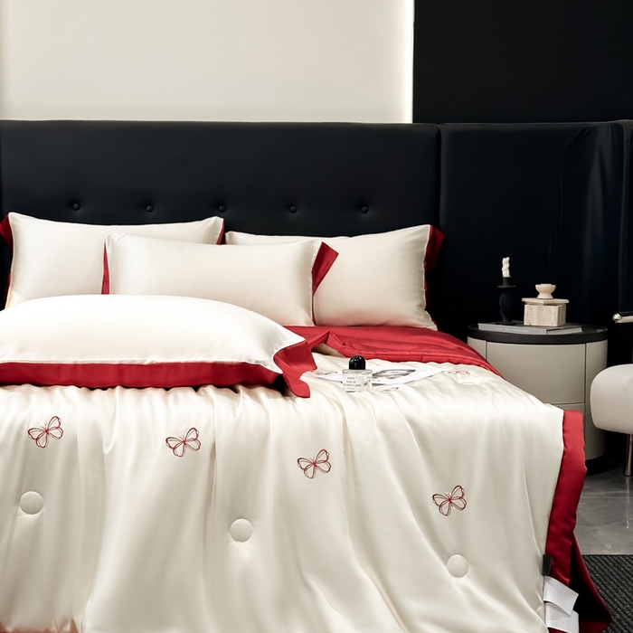 91家纺网 家纺一手货源 找家纺 满羽家纺 2025新款冰丝夏被四件套-满绣系列 迷蝶-奶白红