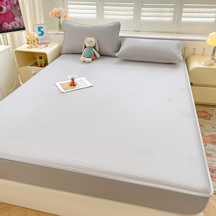 91家纺网 家纺一手货源 找家纺 迪乐妮 2025新款小冰熊凉豆豆席床笠 绅士灰-小冰熊凉豆豆床笠