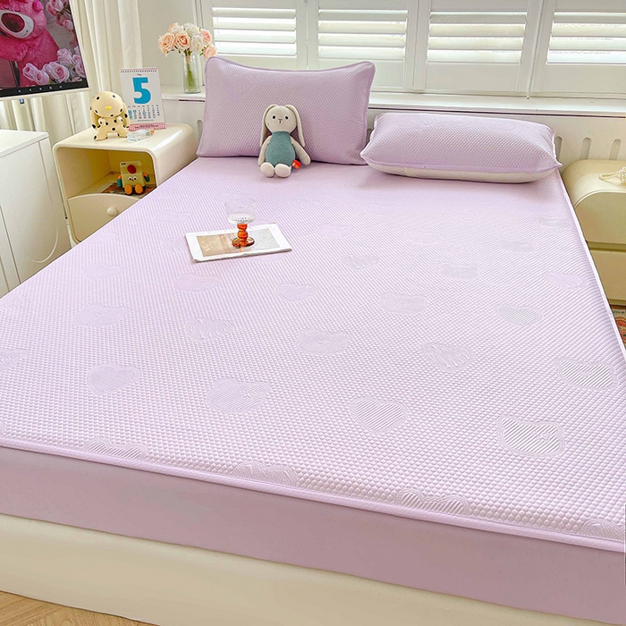 91家纺网 家纺一手货源 找家纺 迪乐妮 2025新款小冰熊凉豆豆席床笠 薰衣紫-小冰熊凉豆豆床笠