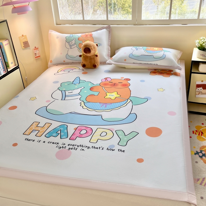 91家纺网 家纺一手货源 找家纺 博雅 2025新款独家版权A类大版数码印花1200D冰丝凉席 木马卡皮巴拉