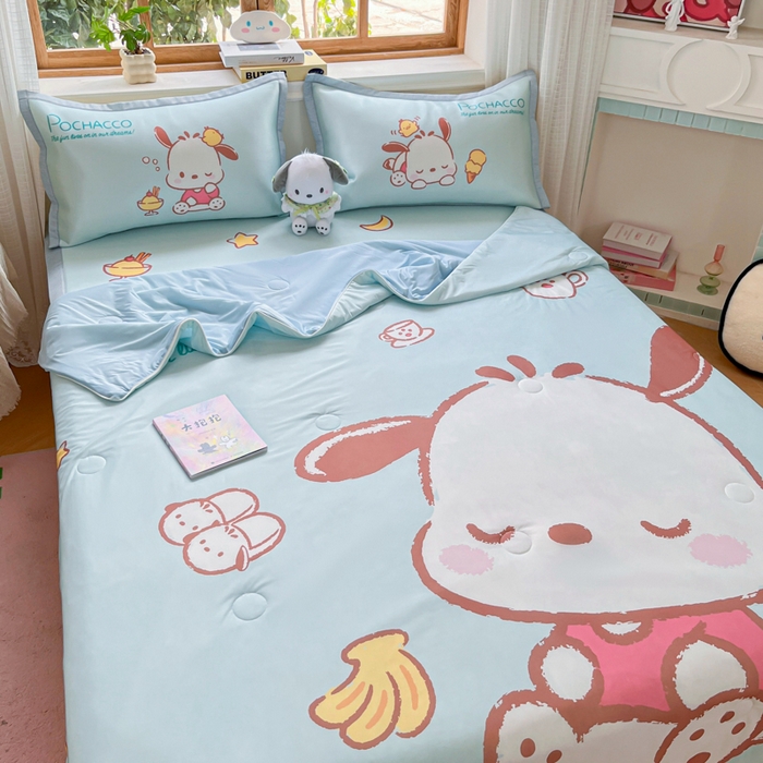 91家纺网 家纺一手货源 找家纺 博雅 2025新款 三丽鸥凉感丝夏被冰丝凉席组合四件套 甜品帕恰狗