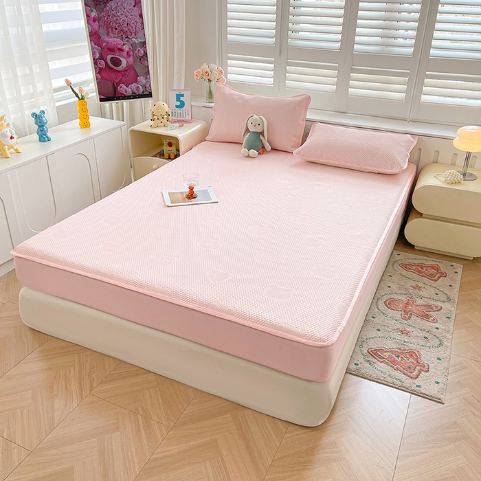 91家纺网 家纺一手货源 找家纺 迪乐妮 2025新款小冰熊凉豆豆席床笠 淑女粉-小冰熊凉豆豆床笠