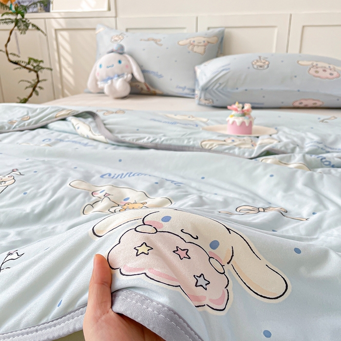 91家纺网 家纺一手货源 找家纺 金爱家2025新款A类三丽鸥正版授权高品质牛奶丝软糯针织棉大豆夏被系列详情 针织棉三丽鸥-奶油蓝点大耳狗