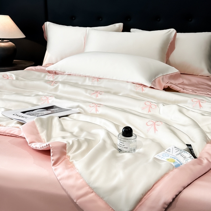 91家纺网 家纺一手货源 找家纺 满羽家纺 2025新款冰丝夏被四件套-满绣系列 蝴蝶结-奶白粉