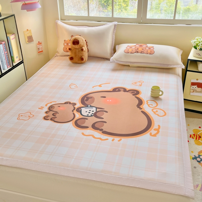 91家纺网 家纺一手货源 找家纺 博雅 2025新款独家版权A类大版数码印花1200D冰丝凉席 可爱卡皮巴拉