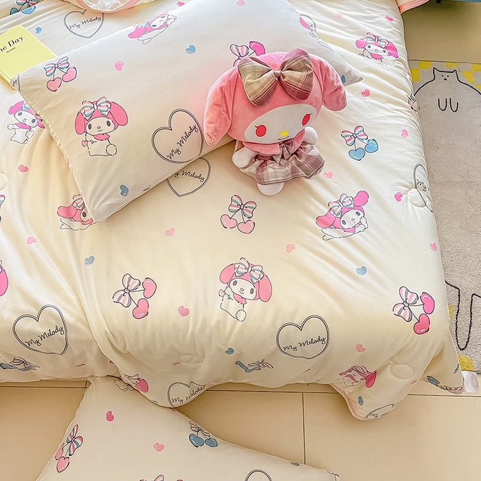 91家纺网 家纺一手货源 找家纺 金爱家2025新款A类三丽鸥正版授权高品质牛奶丝软糯针织棉大豆夏被系列详情 针织棉三丽鸥-蝴蝶结樱桃美乐蒂