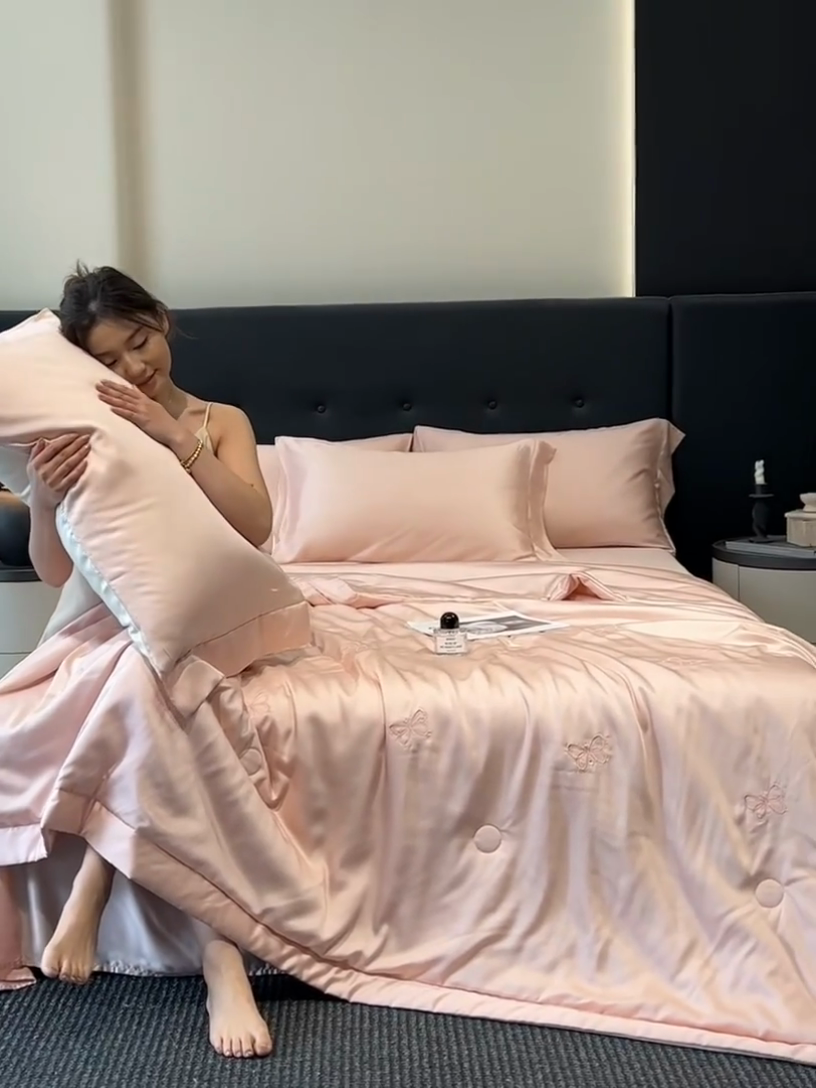 91家纺网 家纺一手货源 找家纺 满羽家纺 2025新款冰丝夏被四件套-满绣系列 迷蝶-桃粉