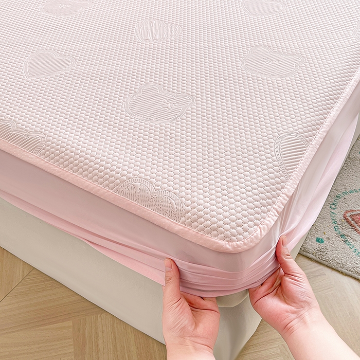 91家纺网 家纺一手货源 找家纺 迪乐妮 2025新款小冰熊凉豆豆席床笠 淑女粉-小冰熊凉豆豆床笠