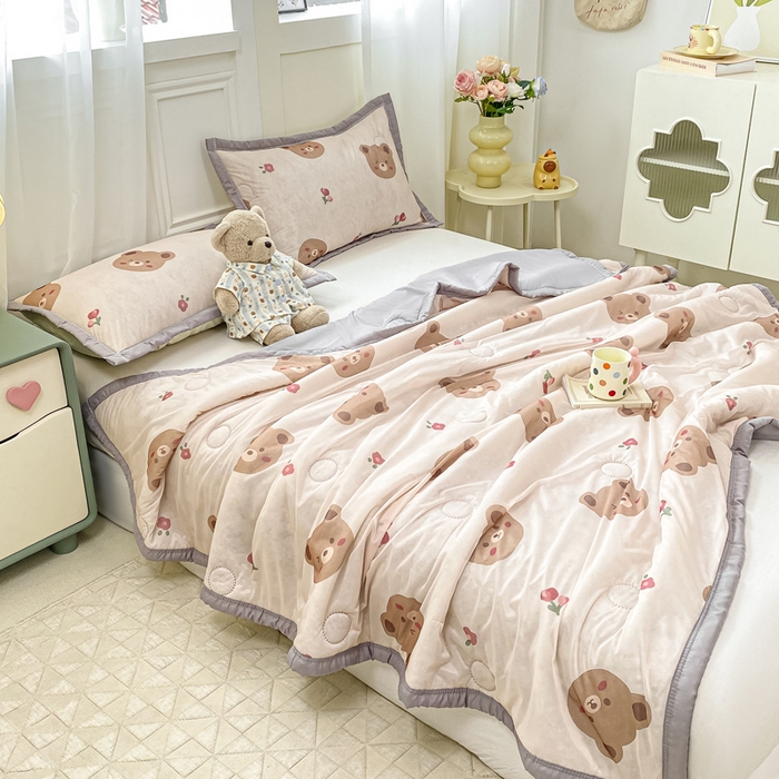 91家纺网 家纺一手货源 找家纺 顺顺家纺 2025新款凉感丝印花夏被空调被 熊熊之家