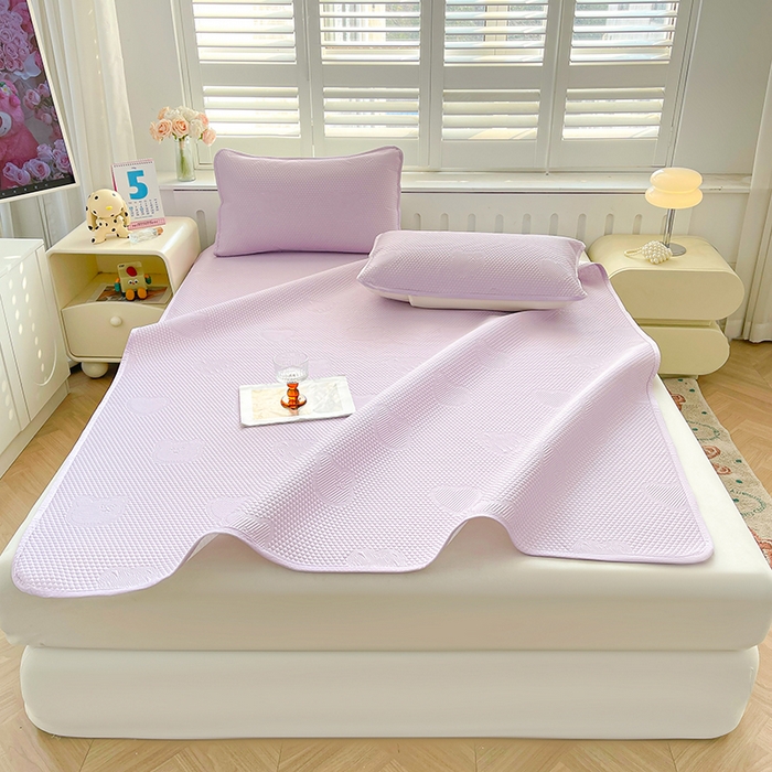 91家纺网 家纺一手货源 找家纺 迪乐妮 2025新款小冰熊凉豆豆席床笠 薰衣紫-小冰熊凉豆豆席