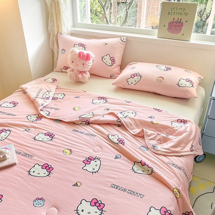 91家纺网 家纺一手货源 找家纺 金爱家2025新款A类三丽鸥正版授权高品质牛奶丝软糯针织棉大豆夏被系列详情 针织棉三丽鸥-粉粉甜筒kitty