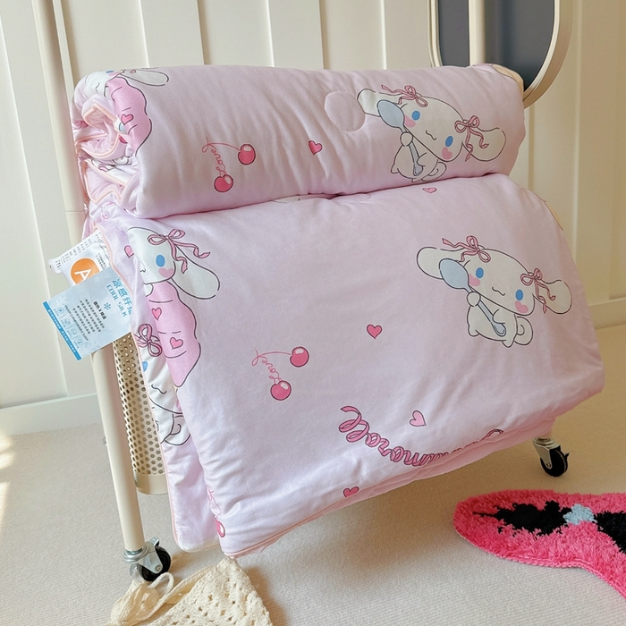 91家纺网 家纺一手货源 找家纺 兜米家居 2025夏季新品三丽鸥深睡双感针织凉感空调被夏被 樱桃玉桂狗