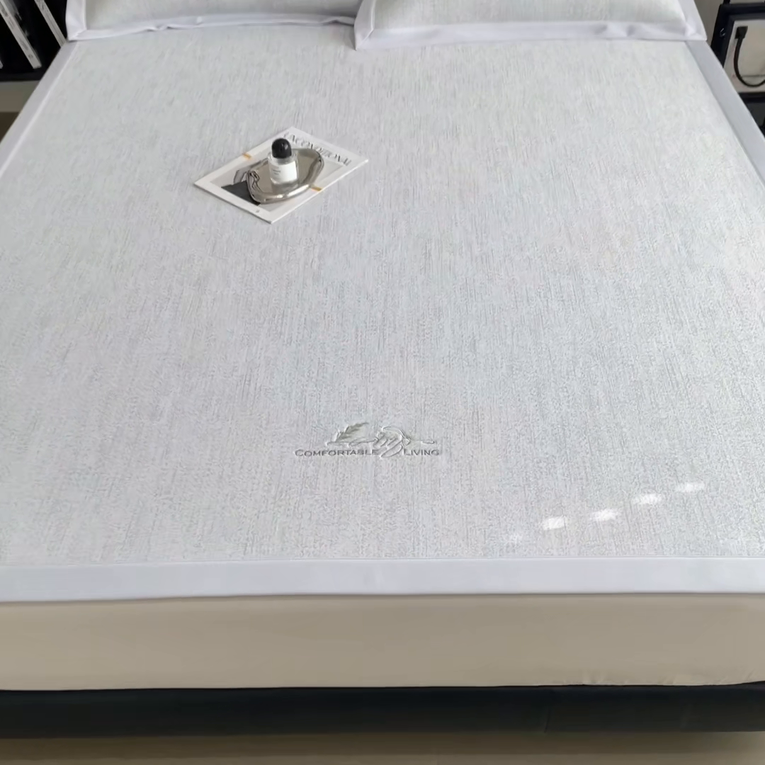 91家纺网 家纺一手货源 找家纺 倾慕家纺 2025新款PE50凉感刺绣凉席 一叶知秋绿PE刺绣款