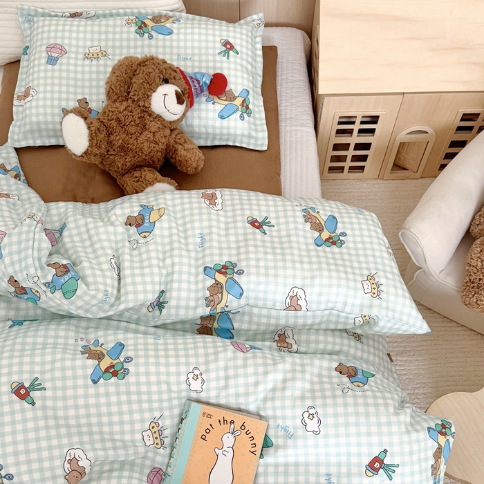 91家纺网 家纺一手货源 找家纺 2025新款全棉26℃有氧双层纱幼儿园多件套 小熊飞行员