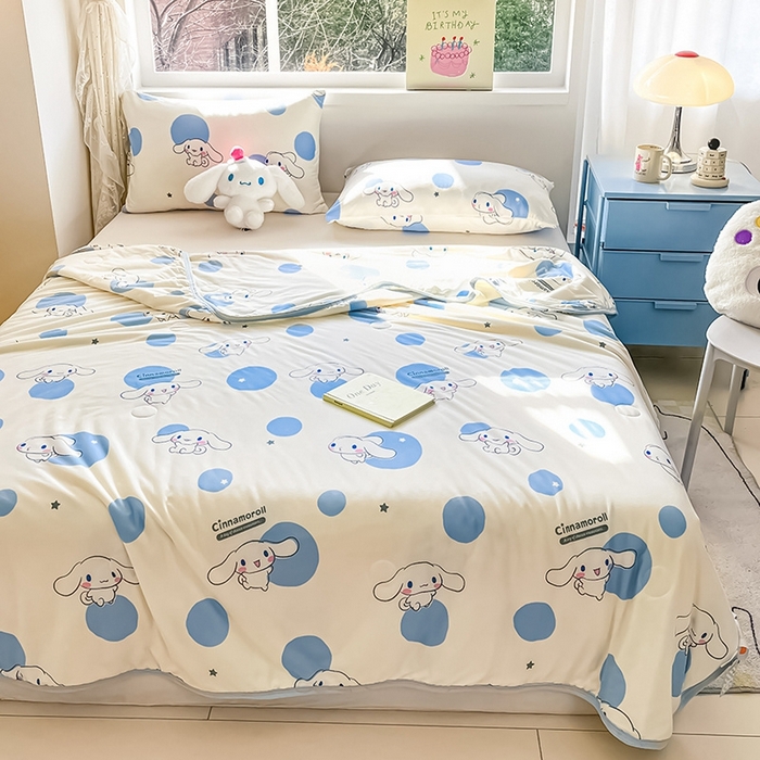 91家纺网 家纺一手货源 找家纺 金爱家2025新款A类三丽鸥正版授权高品质牛奶丝软糯针织棉大豆夏被系列详情 针织棉三丽鸥-蓝蓝波点玉桂狗